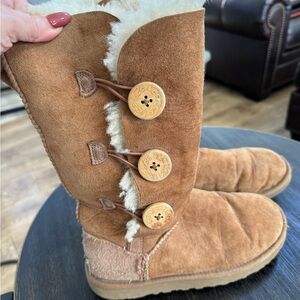 Women’s UGGs, genuine suede lined with soft sheep fur . Size 6.